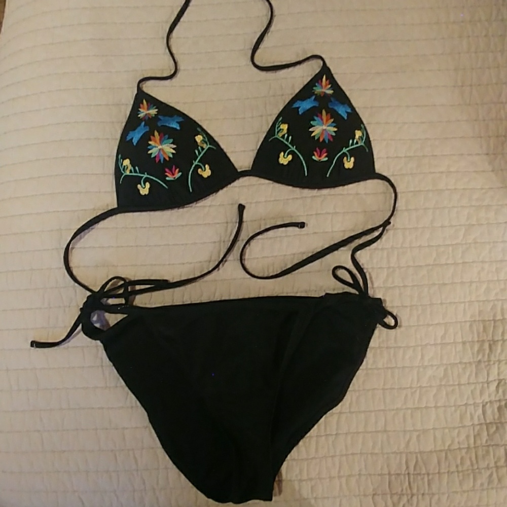 Embroidered Bikini - Picture 2 of 6